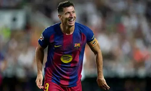 أين يقع روبرت ليفاندوفسكي في قائمة أعظم مهاجمي برشلونة؟